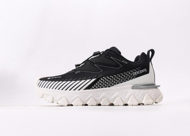 descente-lavitate-wire-3-0-black-white-shoes