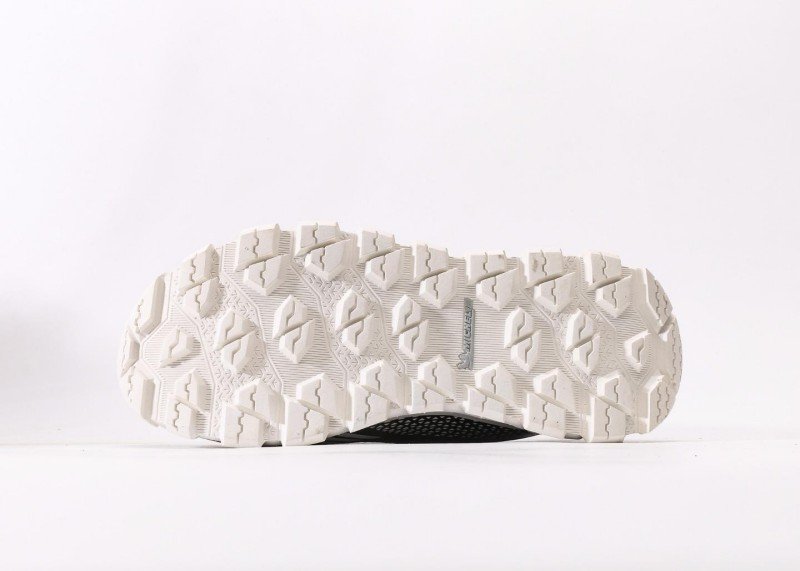 Descente LAVITATE WIRE 3.0 Black-White Shoes - Image 4