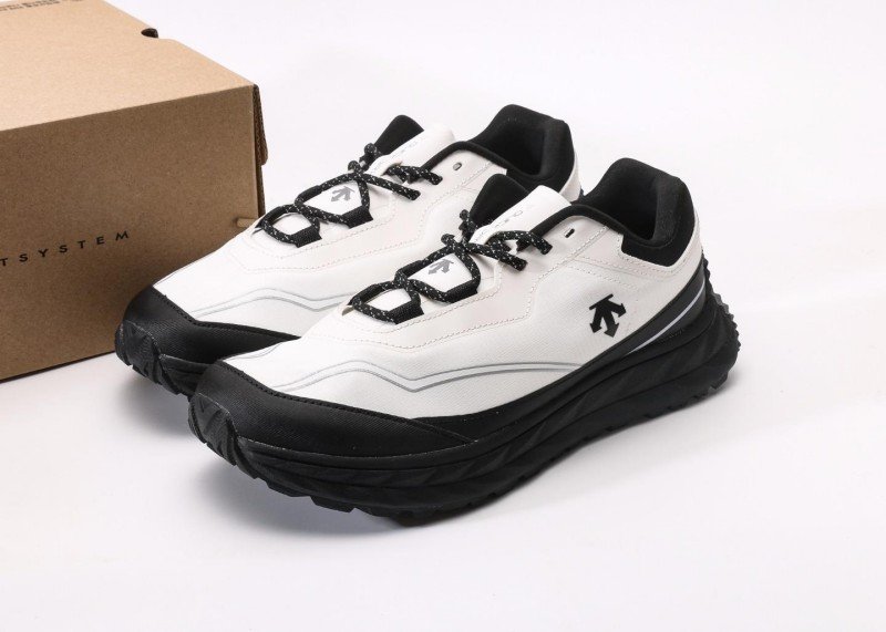 descente-chron-racer-white-black-shoes